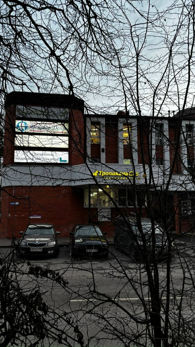 Собачка милая бегает на Северном 13
Уже убежала дальше,...