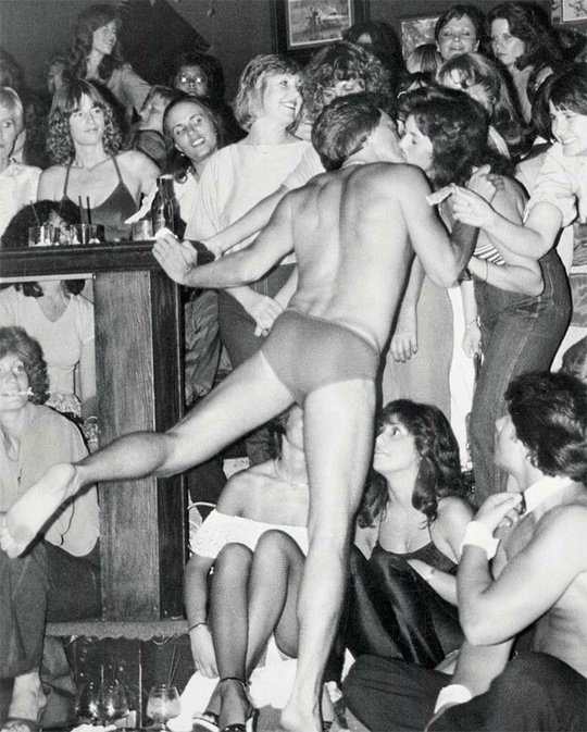 В 1979 году в Лос-Анджелесе открылся первый клуб Chippendales, ?...