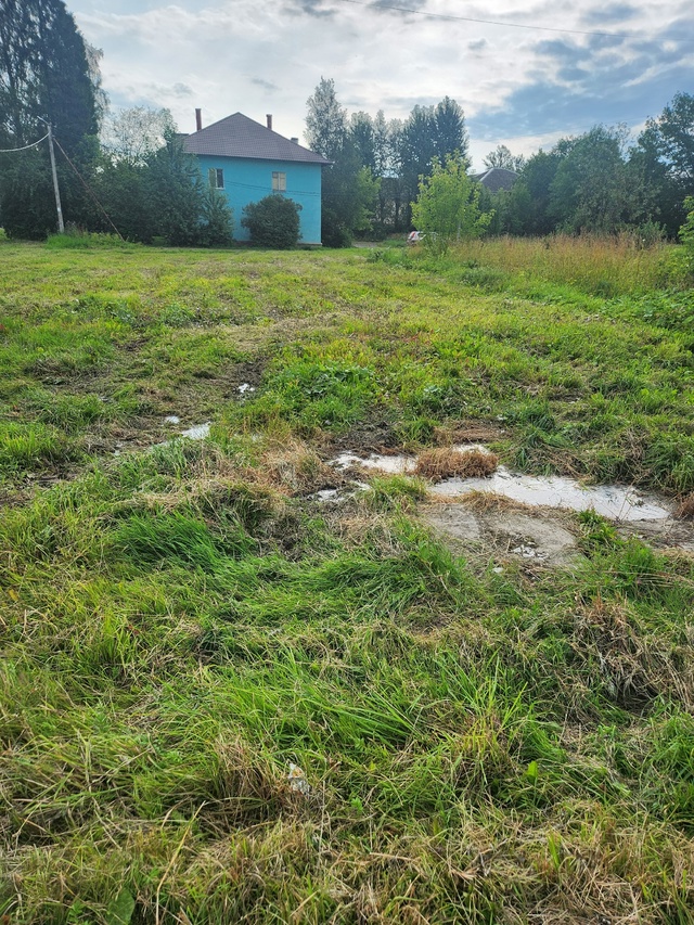 По ул.Работниц уже месяц течёт канализация. Мимо пройт...