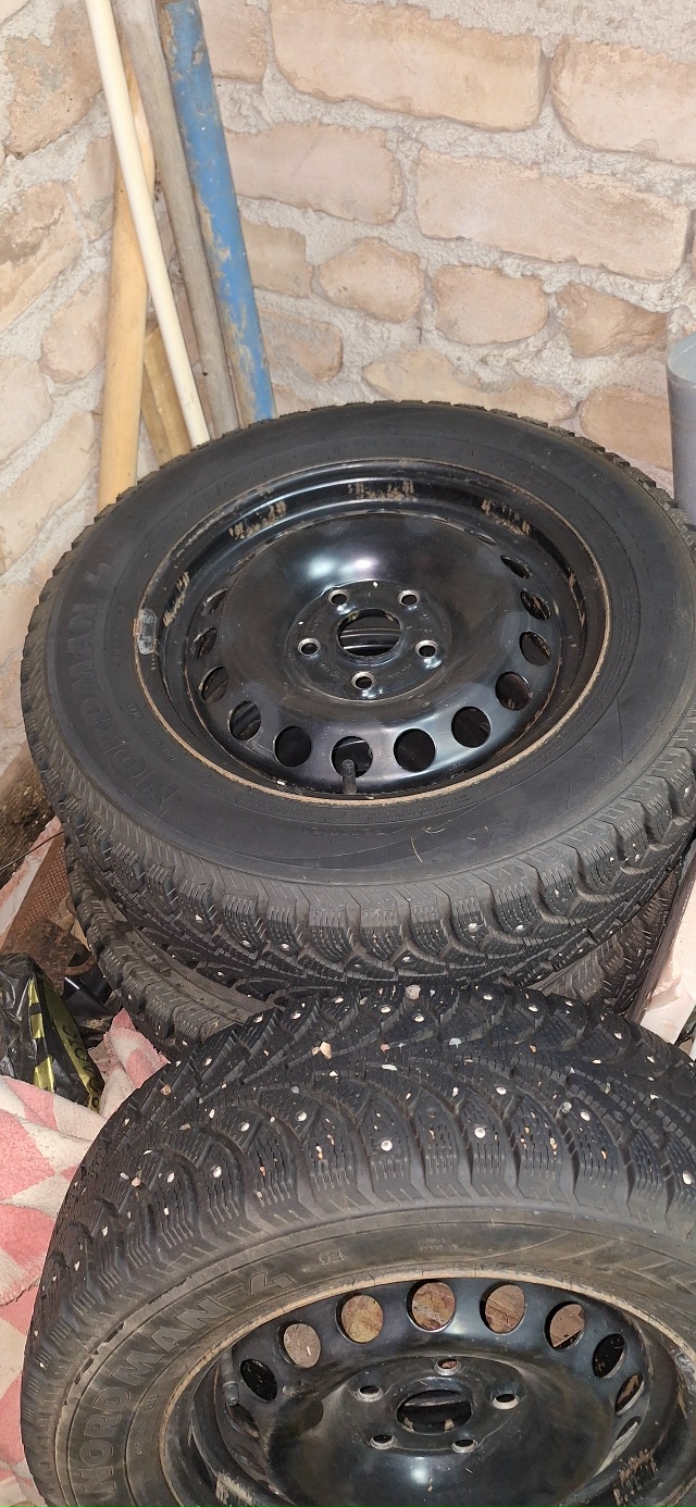 Продам комплект зимней резины Nordman Nordman + 195/65 R15 на диска...