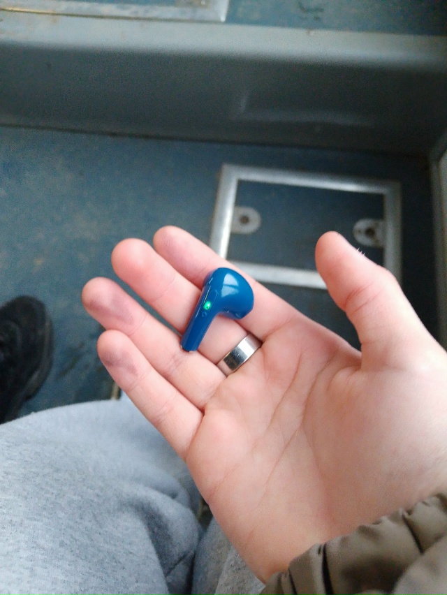 Нашли наушник в автобусе номер 2,
Чей??