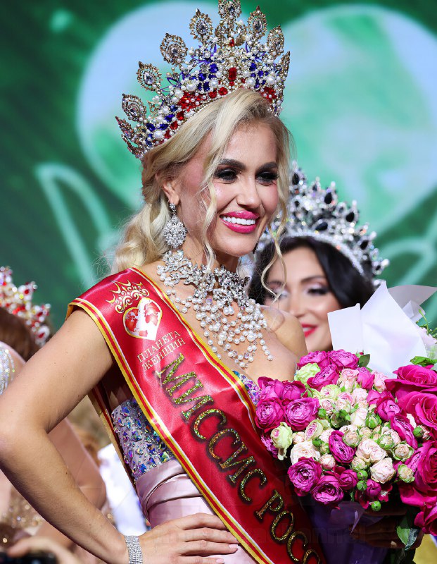 Самой красивой женщиной России стала 37-летняя Екатерина Семёнова
В Москве прошёл конкурс «Миссис Р