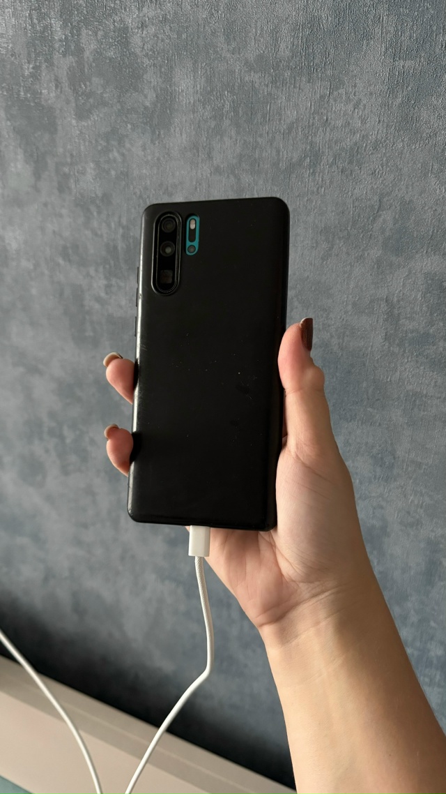 Добры день!
Нашла телефон во дворе 15го дома на Советско...