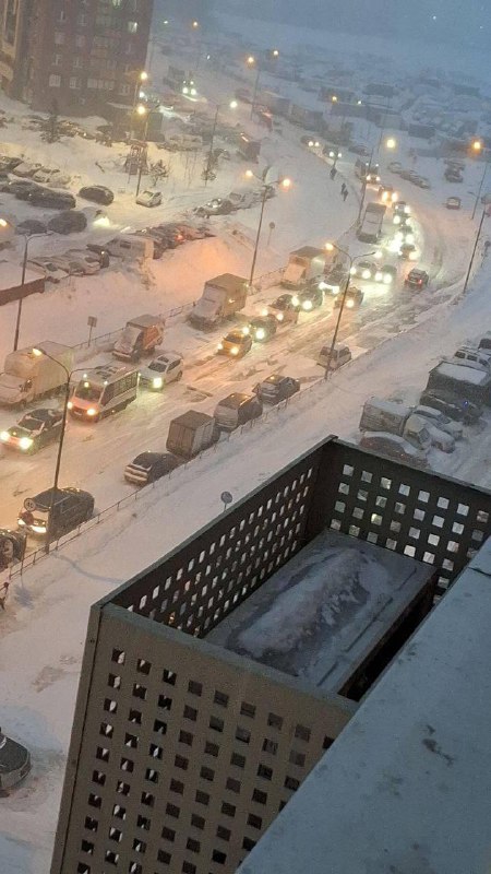 В Москве немного снежно — город накрыл мощный циклон.
Машины заносит на дорогах, пробки растут, у