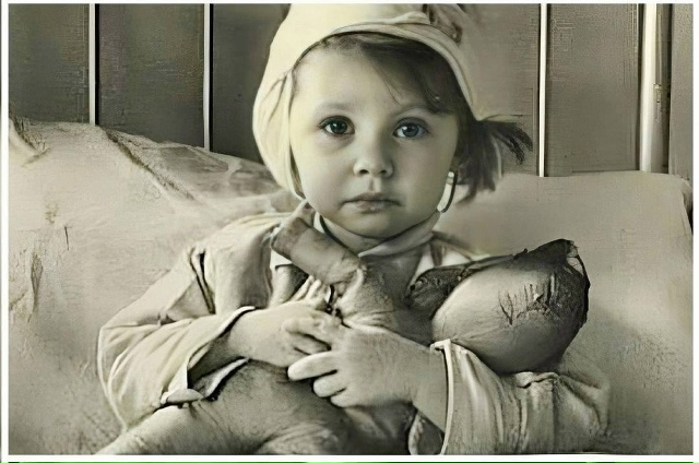 Во время блокады эту маленькую девочку эвакуировали и?...