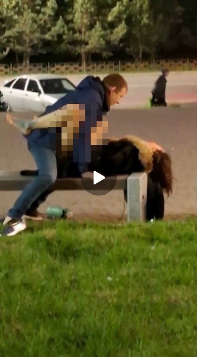 ?Прохожий изнасиловал полуголую пьяную девицу, котор...