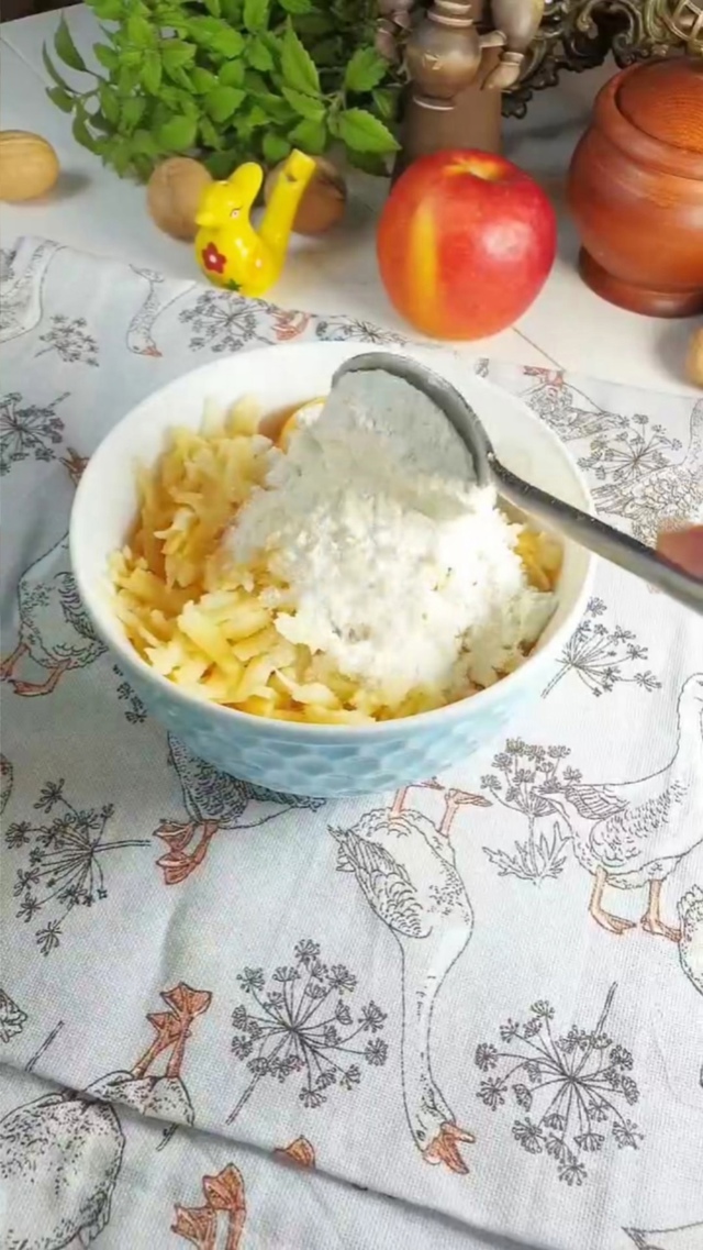 Вкуснейшие мягкие и нежные яблочные оладьи на завтрак ...