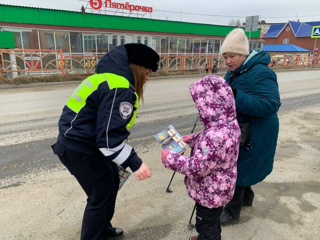 Автоинспекторы и ребята из отрядов ЮИД поздравили све?...