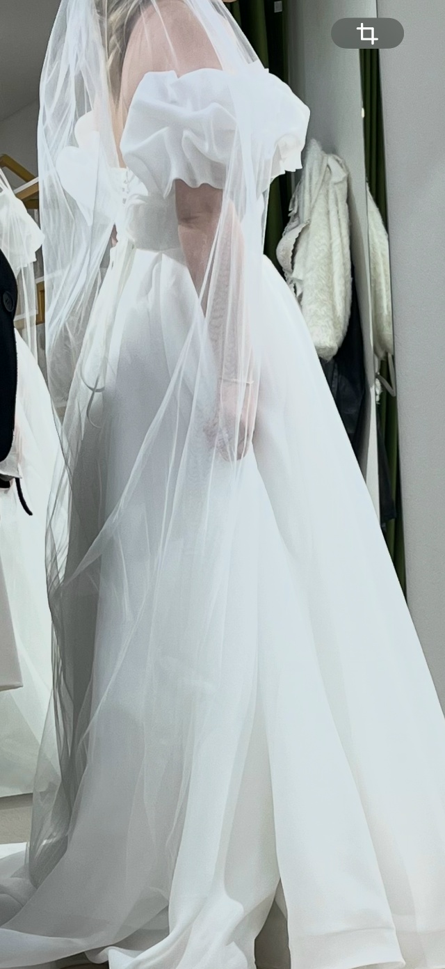 Подскажите, данное платье устаревшая модель?
Дело в т?...