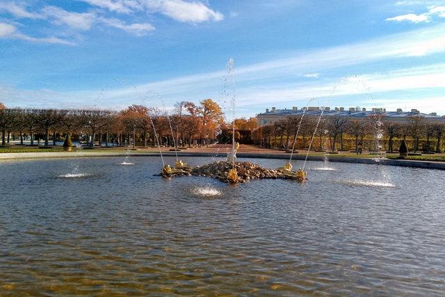 Петергоф в середине октября
