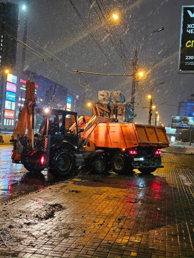 Дopoжныe cлужбы Ηoвocибиpcкa уcтpaняют пocлeдcтвия cнeгoпaдa
Зa c...