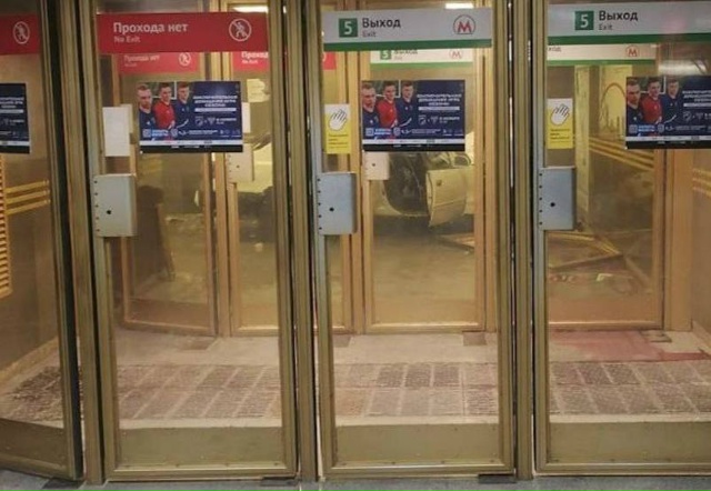 Новости из Новосибирского метро.
Легковушка влетела ?...