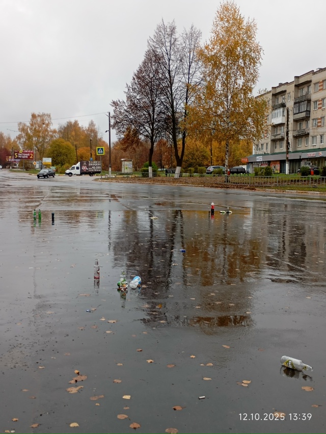 Молодежь устраивающие тусовки по ночам на площади Чка?...