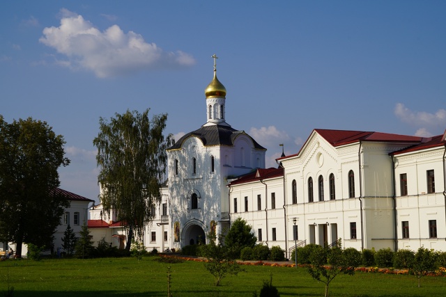 598 лет назад под Ростовом был заложен Троице-Варницкий ...