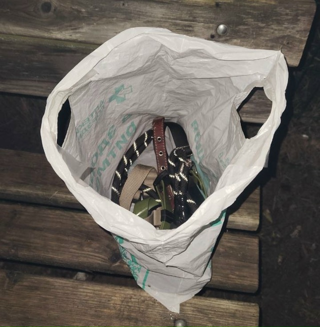 Кто-то забыл пакет на собачьей площадке напротив школь...