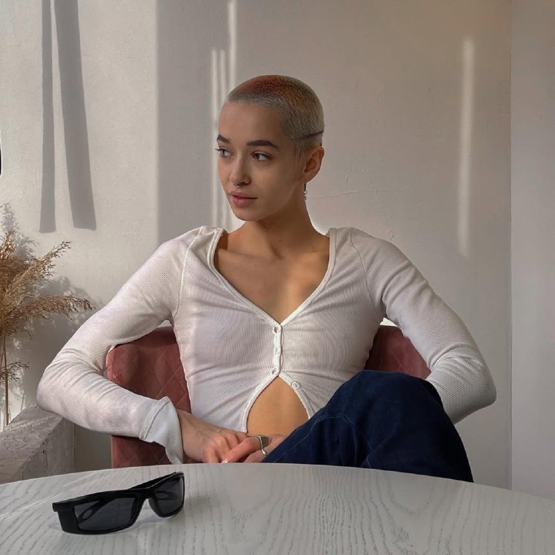 Популярная тиктокерша Айша, у которой около 1,4 млн подписчиков, родила ребёнка дома в надувном басс