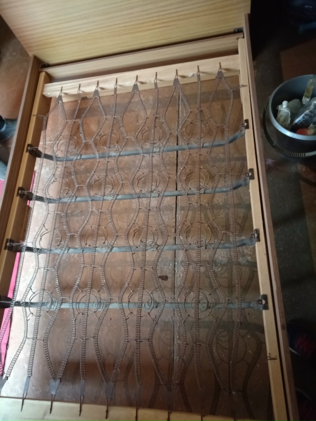 Продам кровать в отличном состоянии 120*200. 89198487010