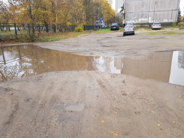 Мы тоже жалуемся на грязь и гигантские лужи. Улица Кавк...