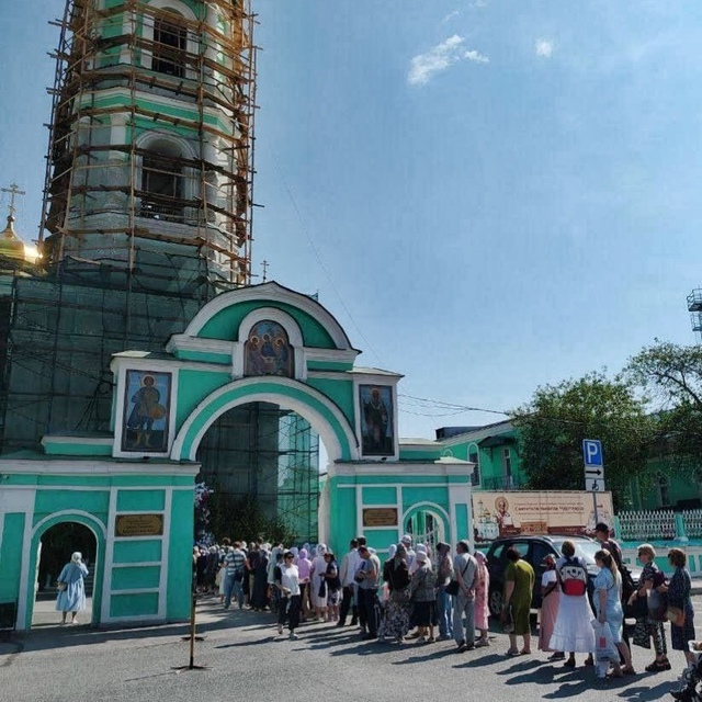 🙏🏻 Очередь у Кафедрального Собора, чтобы поклонитьс?...
