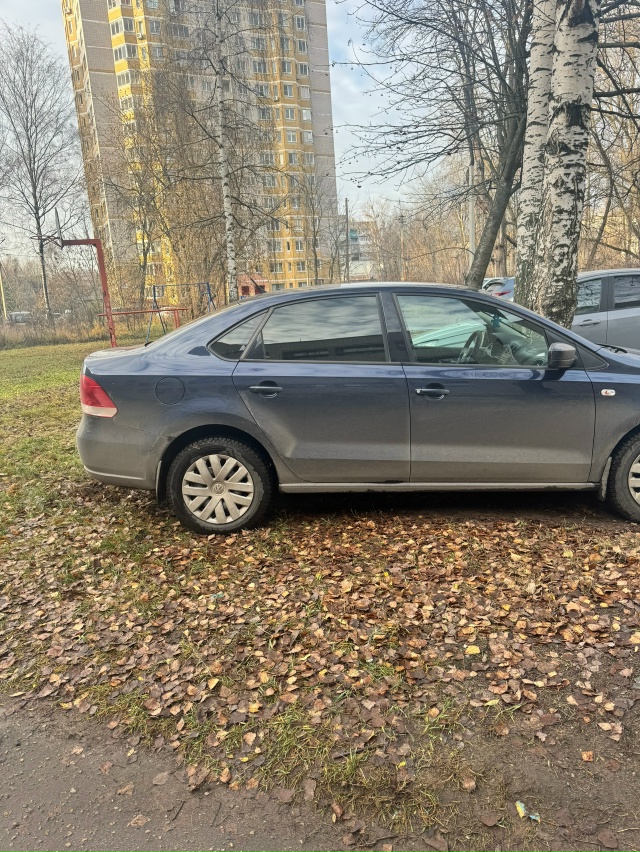 Жильцы посадили деревья во дворе, чтобы не ездили по га...
