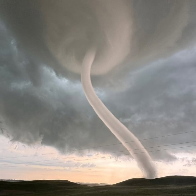 В США пара обручилась перед торнадо в Южной Дакоте
Вл...