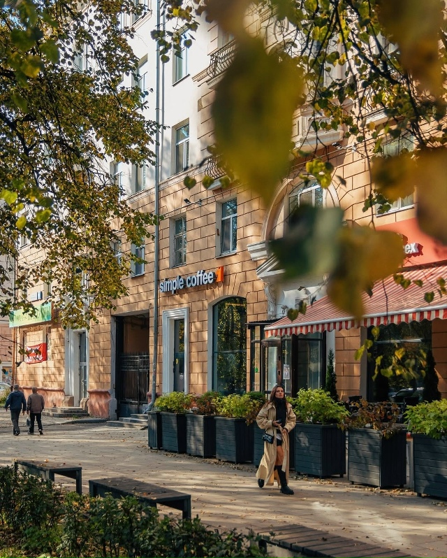 Залитый солнцем и осенним золотом проспект Ленина во В...