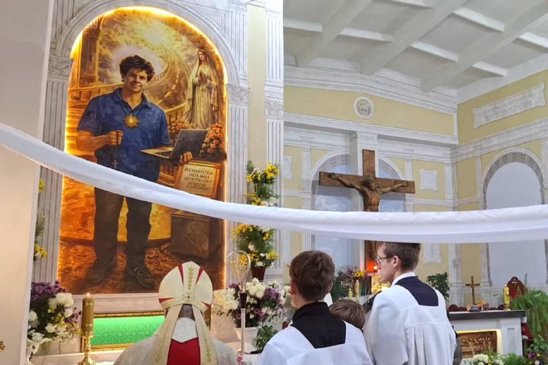 В Беларуси освятили икону, созданную нейросетью.
На ней изображён итальянский подросток Карло Акут