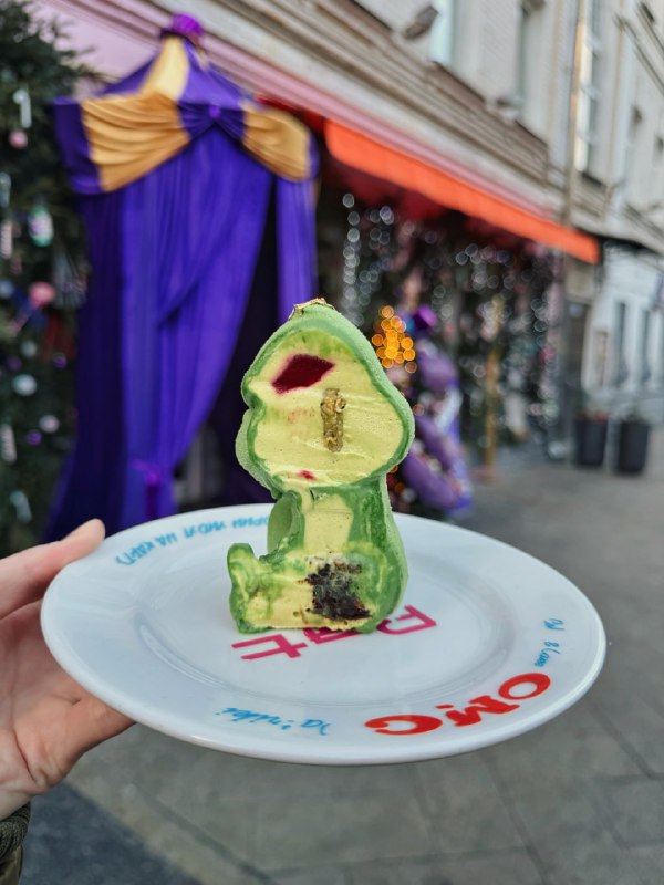 АААА! В OMG Coffee завезли вайбовые наборы десертов «Пряня» и «Гринч».
«Пряня» — это шоколадный мус