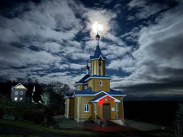 Красоты мужского монастыря в ночи.
Фото: Тихвинский му...