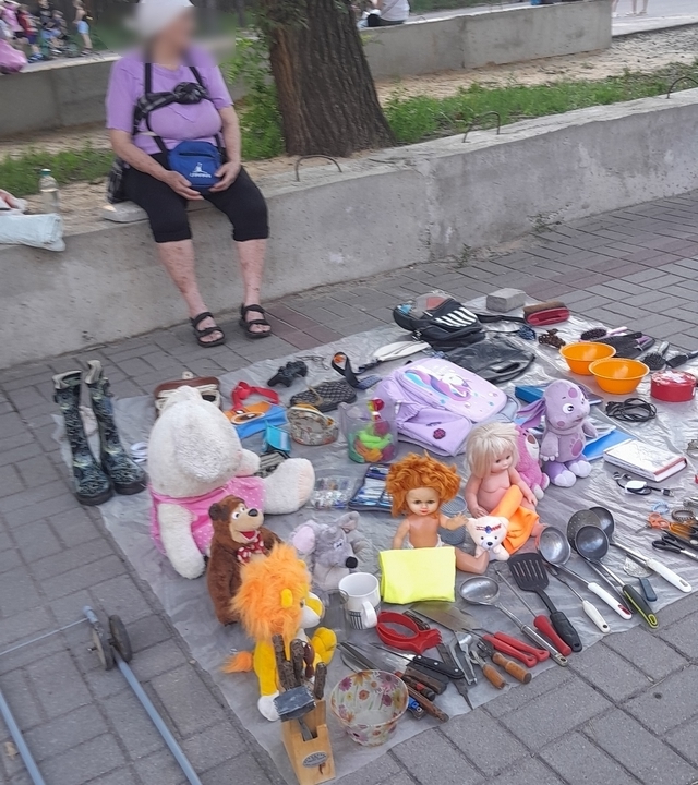 😕 Воронежцы возмущены стихийным блошиным рынком в па?...