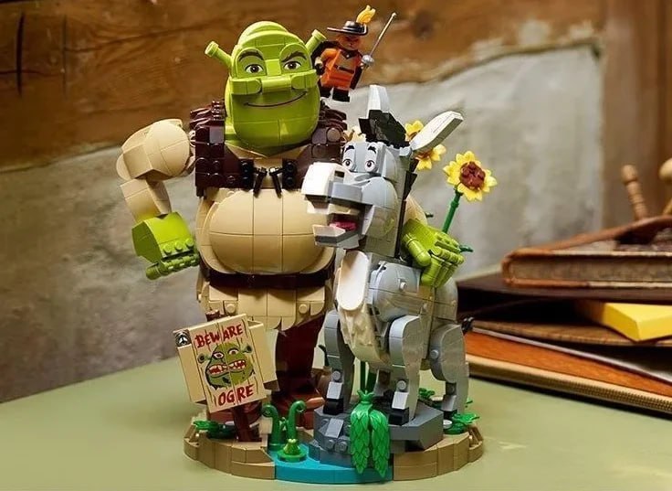 АААА! LEGO выпустит набор по ШРЕКУ — появились первые фото конструктора.
В наборе Шрек, Осёл и Кот