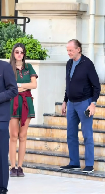 Как только она узнала, что это его машина, то сразу появ...