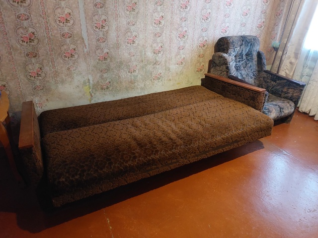 Отдам бесплатно: диван, два кресла, сервант и шкаф. Само...