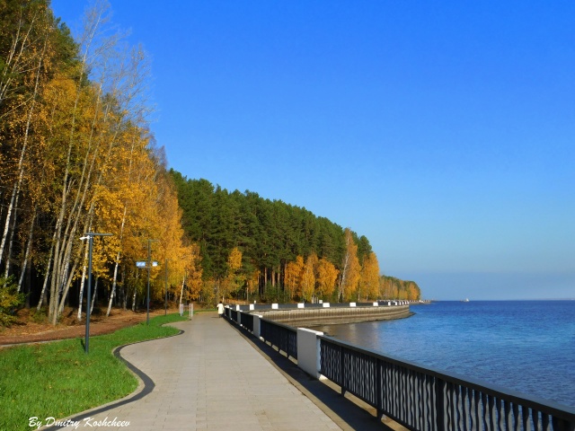 Осень бывает разной. То она одевает позолотой города д?...