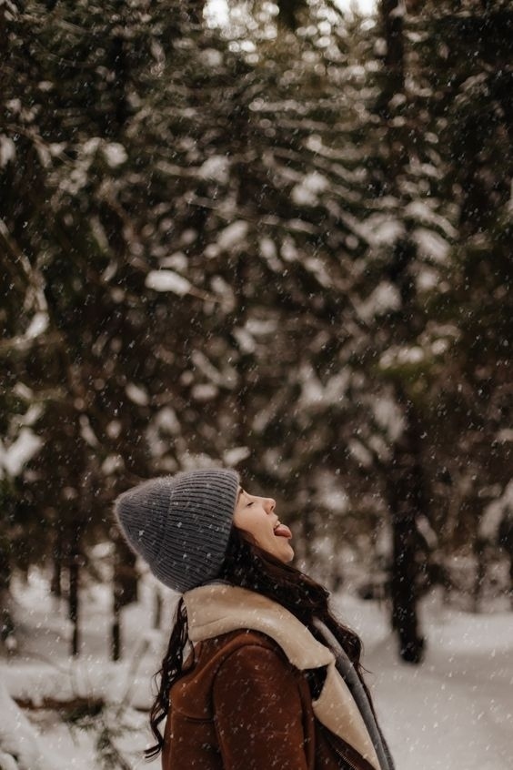 В снегопад мы снова становимся детьми. Ловим снежинки ?...