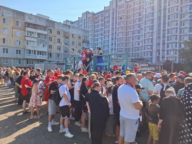 Вот такая толпа людей вчера в Брагино на Ленинградском...