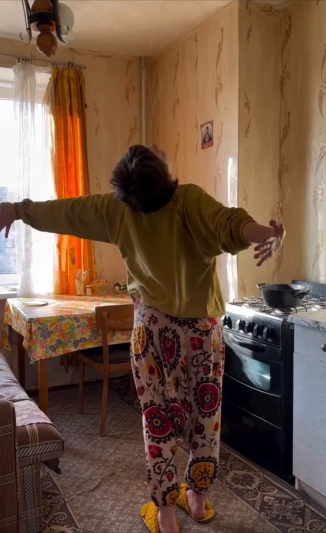 Зумеры запустили новый тренд — они меняют уютные ново?...