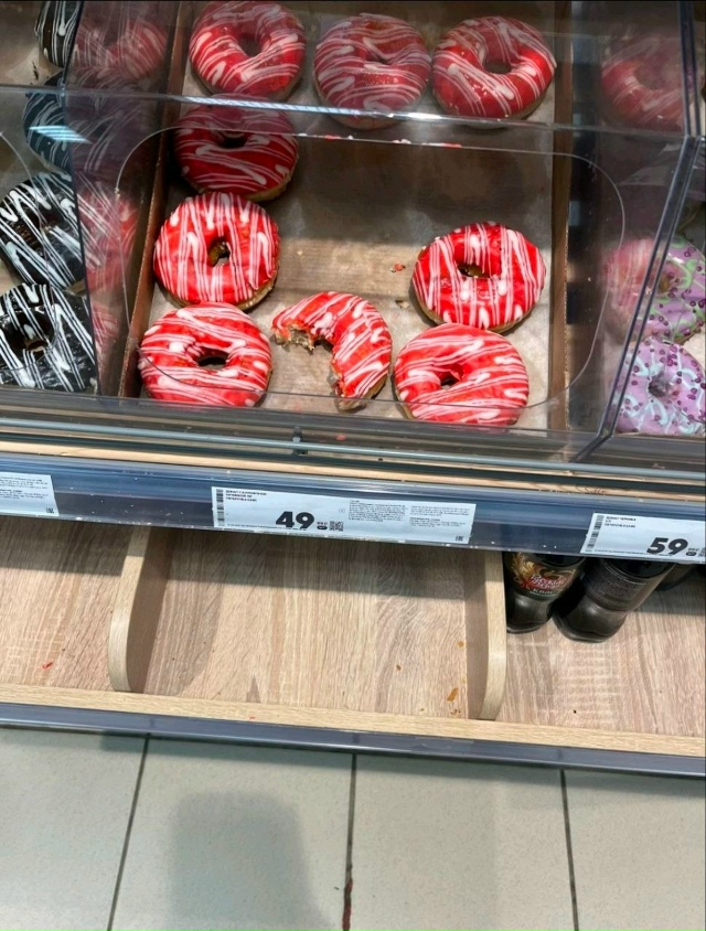 Cегодня наблюдала картину , как мама с ребенком откусыв...