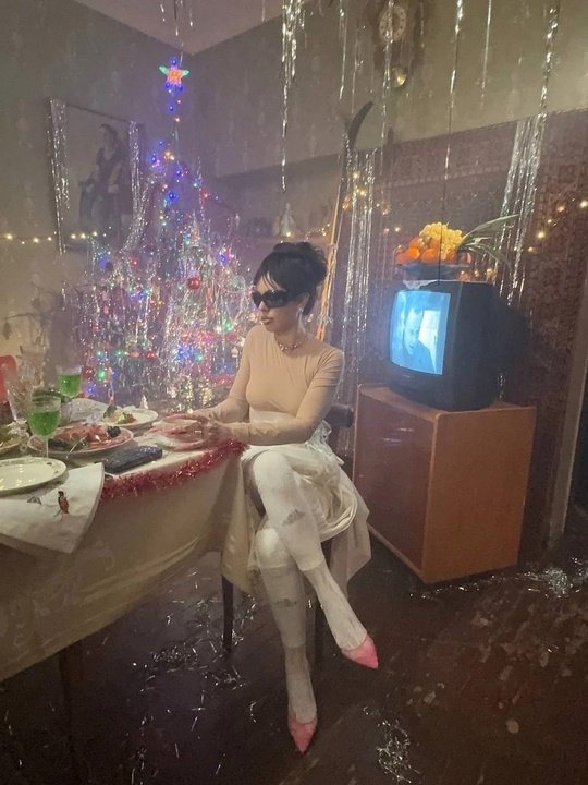 Инстасамка поделилась новогодним вайбом в стиле 90-х😅