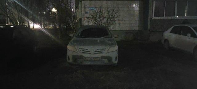 Вопрос к водителю ? Кто его так учил парковаться слева ?...