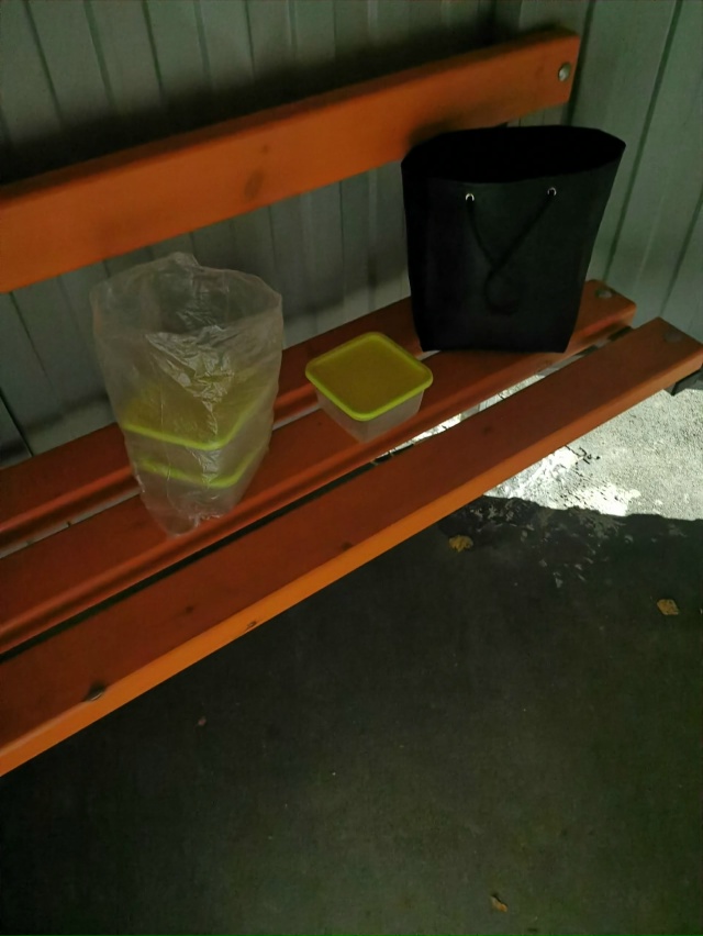 Кто оставил сумку и контейнеры с едой на северной???