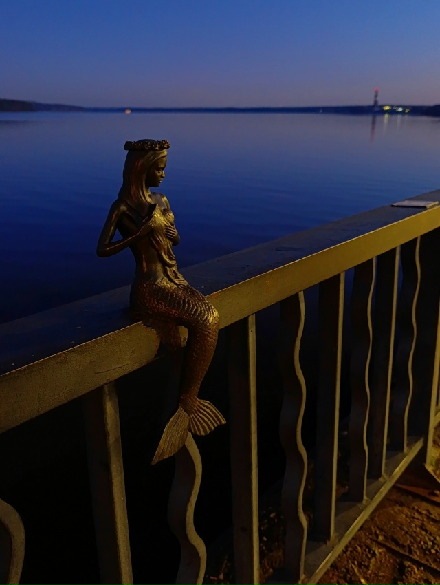 Пустеют улицы и начинается сказка.
Какая ваша любимая...