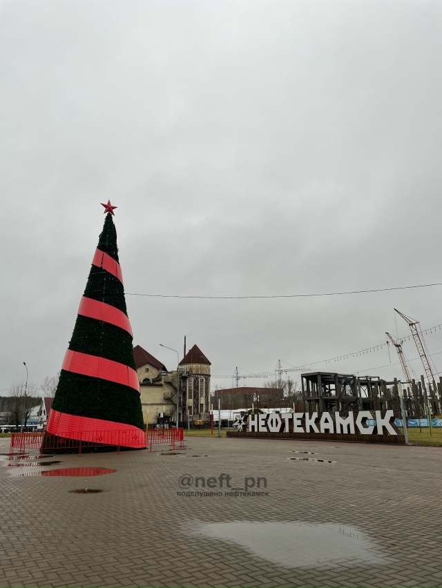 Администрация, куда смотрите? Даже елку ровно поставит...