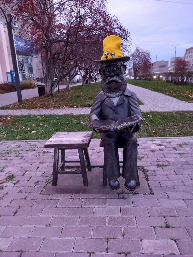 Кто потерял жёлтую шапку новую, он дедушку-книгочея со?...