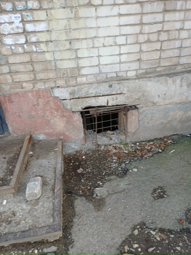 Состояние входных групп подъездов рыльская 3 , люди вых...