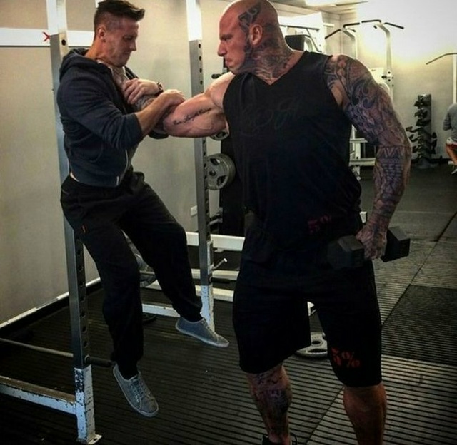 Когда батя гора мышц.
Мартин Форд: Рост — 207 см, Вес — 150 ...