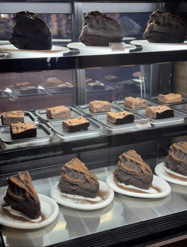 В Южной Корее открыли кафешку Rexpresso Museum, где выставили настоящие кости тираннозавра
А их гла