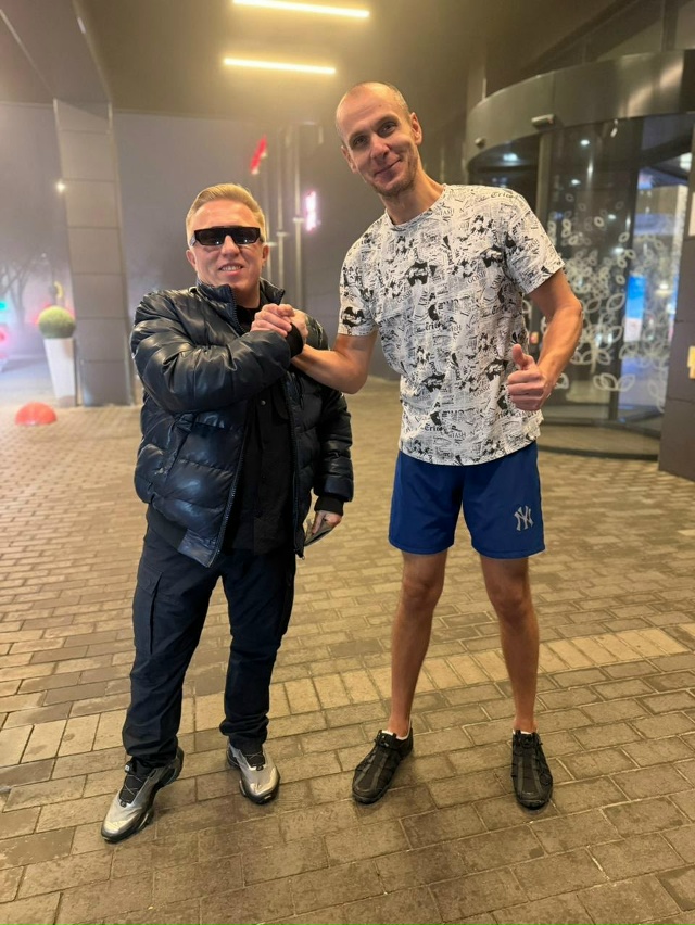 Красава Морж!!!!
Даже с АК- 47 сфоткался 😎
Везде успеет ???...