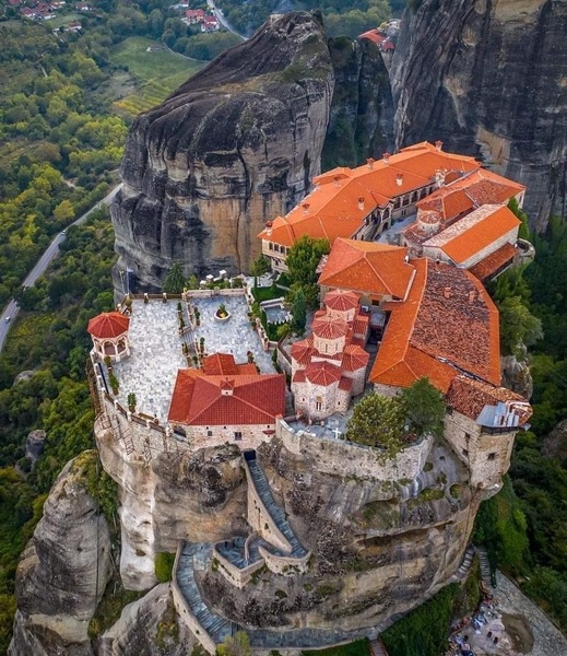В XIII веке, когда Константинополь был сердцем угасающей...
