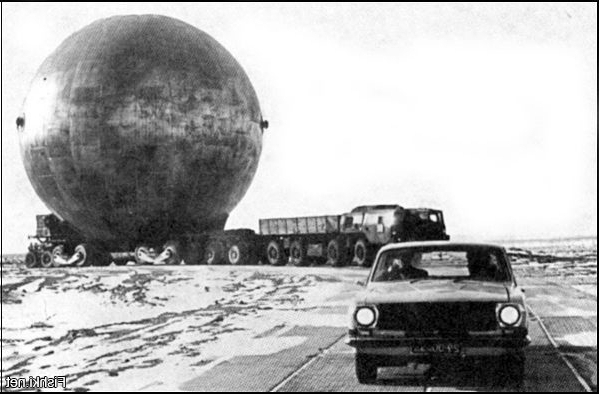 Буксировка бака для жидкого водорода на Байконуре. Бак...